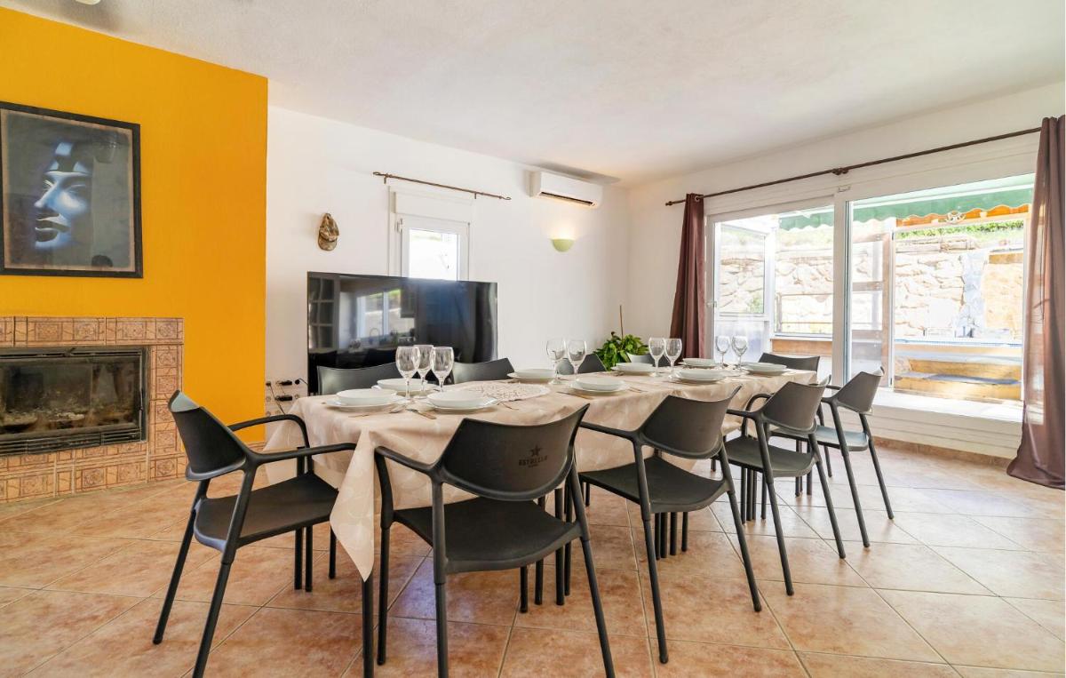 Stunning Home In Cuevas Del Almanzora - Housity