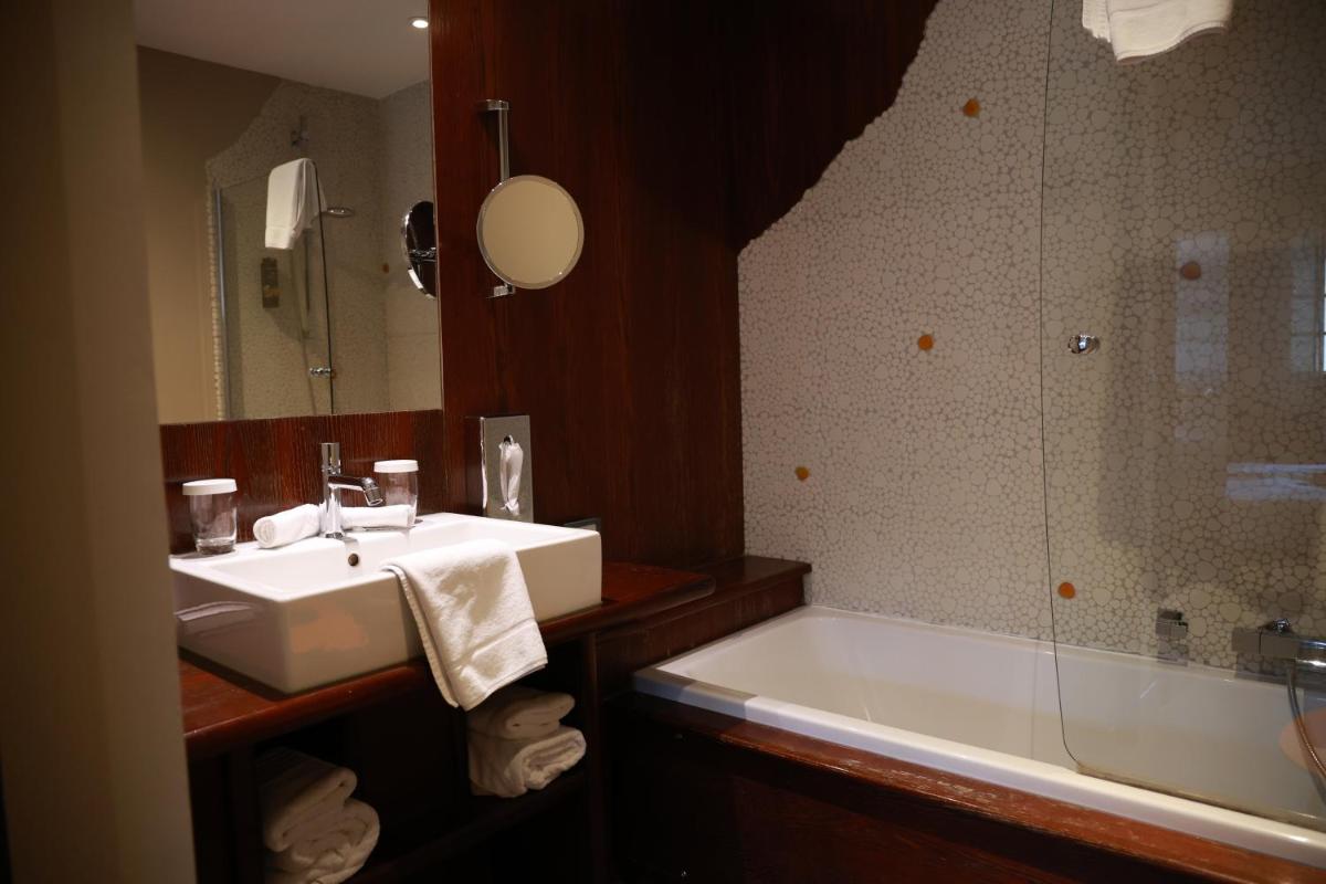 Salle de bains dans l'établissement Hotel - Restaurant Le Cerf & Spa
