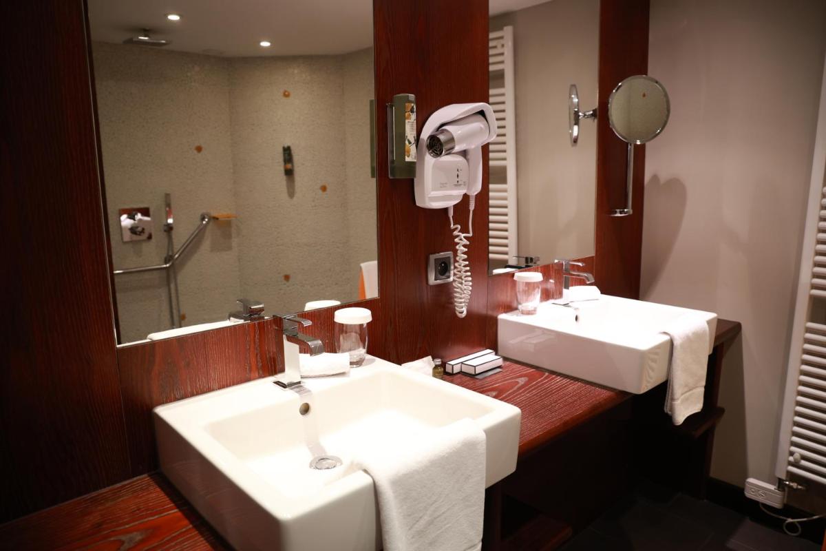 Salle de bains dans l'établissement Hotel - Restaurant Le Cerf & Spa