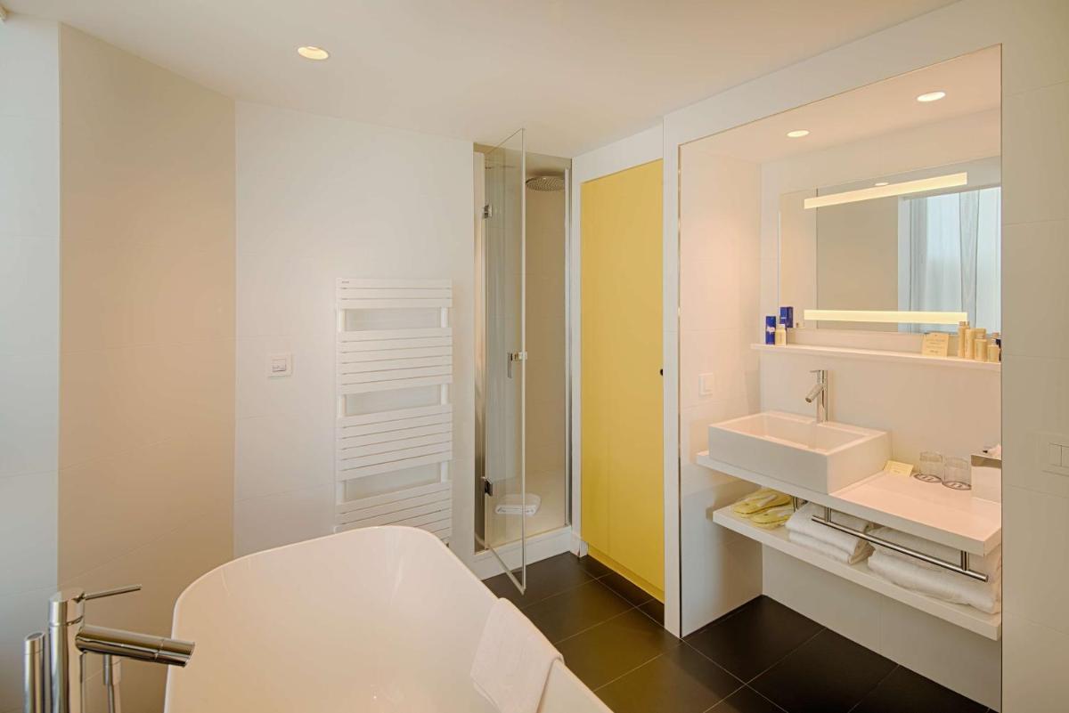 Salle de bains dans l'établissement nhow Marseille