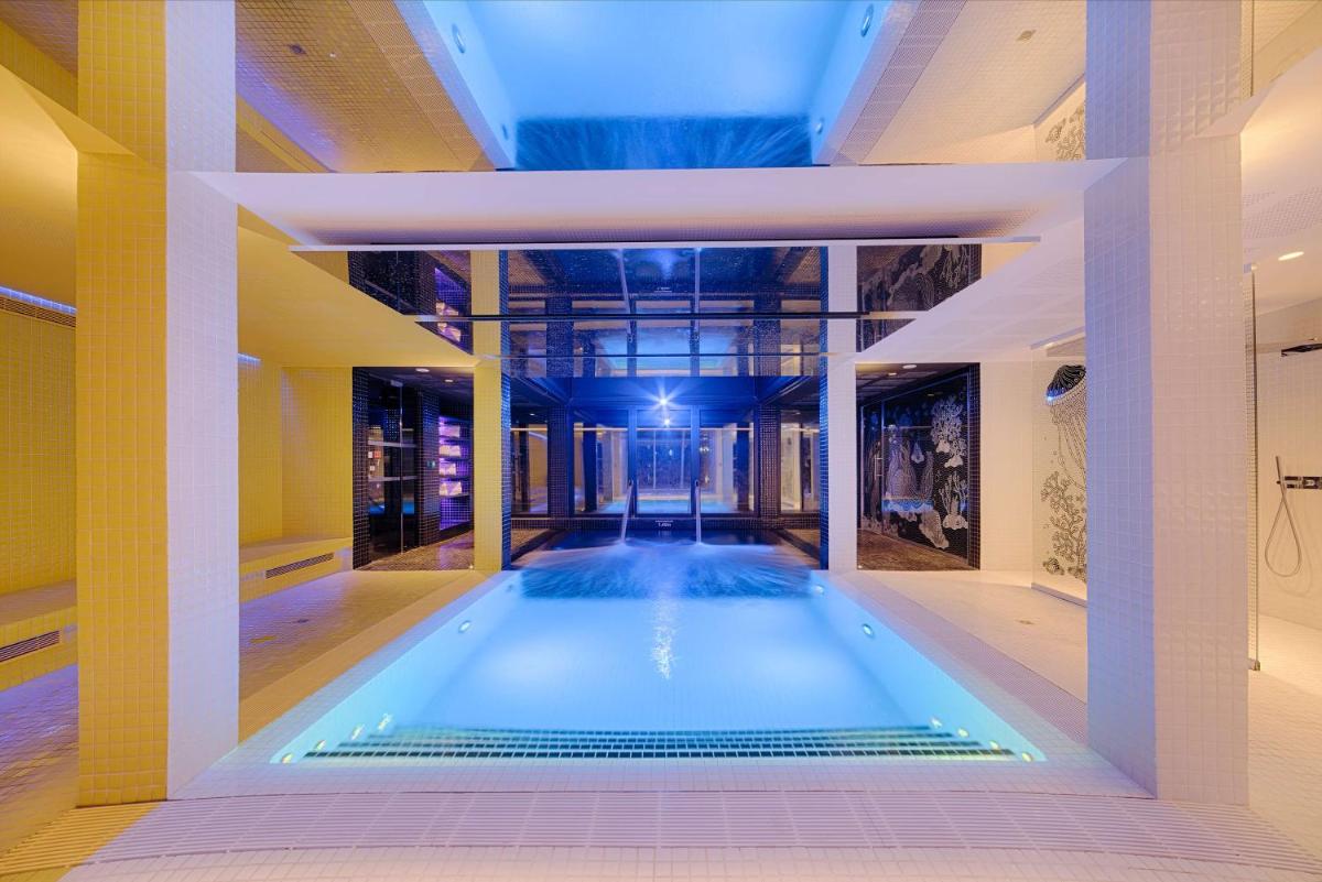 Piscine de l'établissement nhow Marseille ou située à proximité