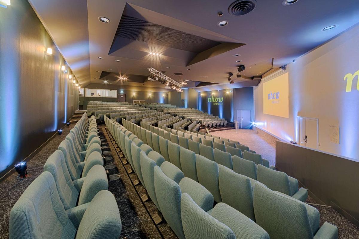 Espace de conférence ou salle de réunion dans l'établissement nhow Marseille