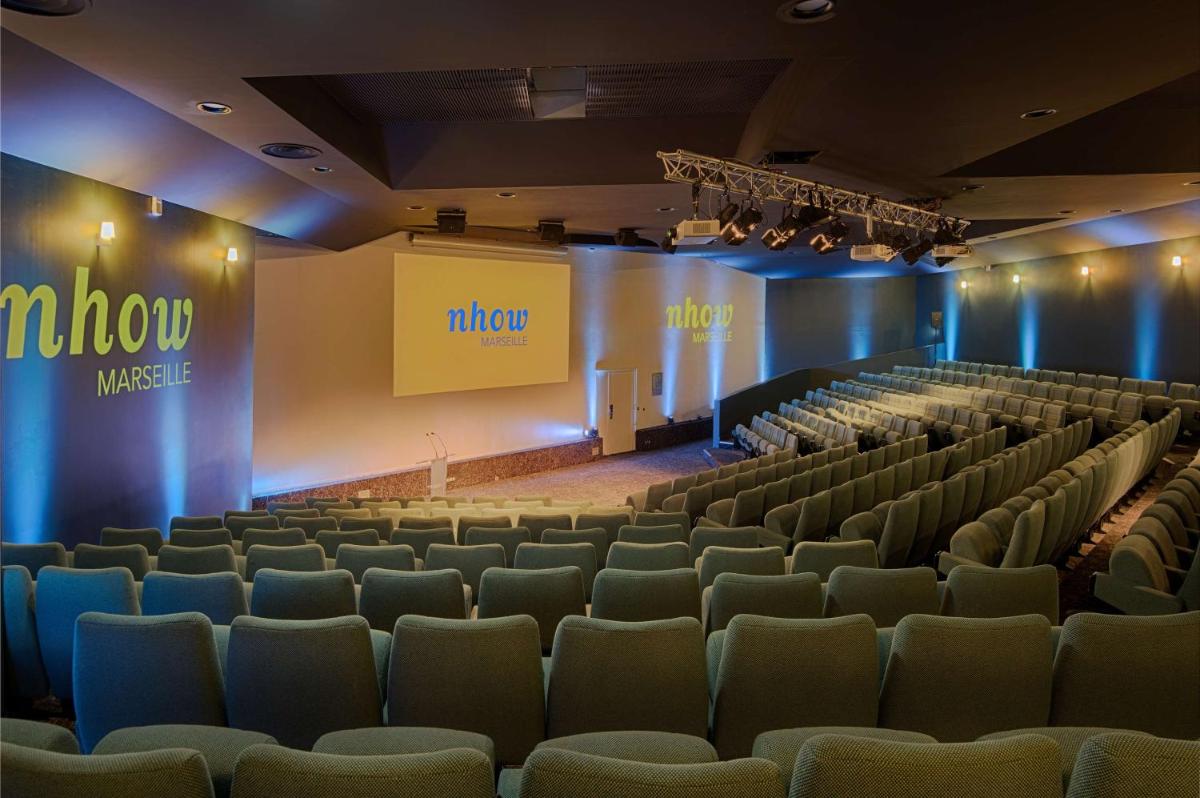 Espace de conférence ou salle de réunion dans l'établissement nhow Marseille