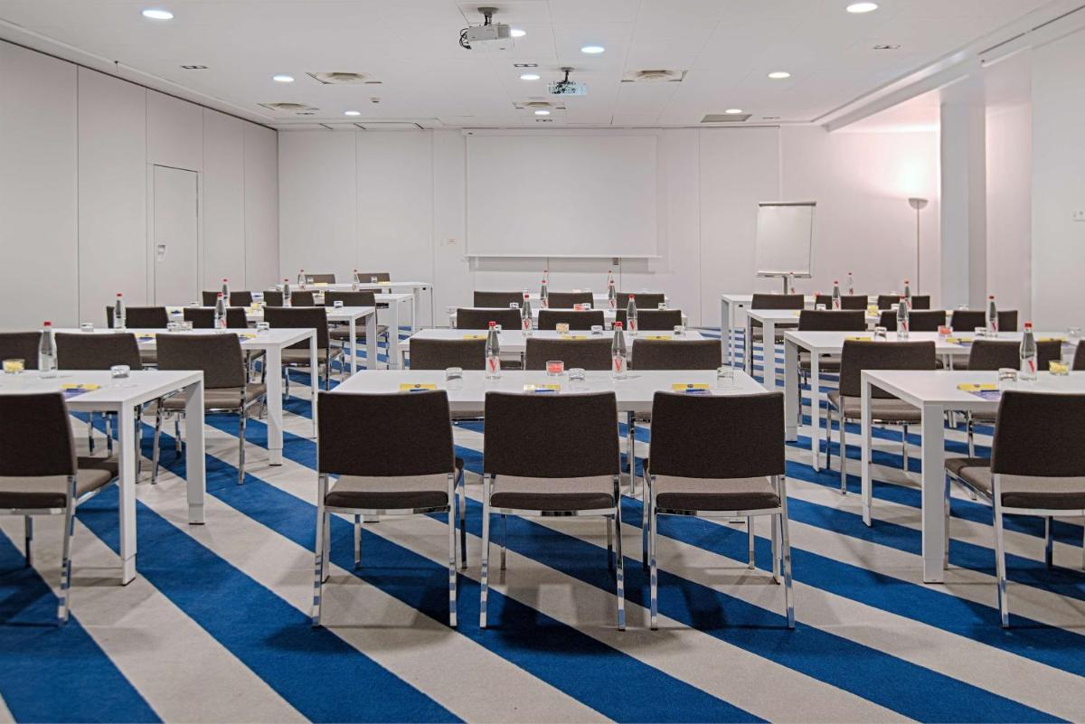 Espace de conférence ou salle de réunion dans l'établissement nhow Marseille