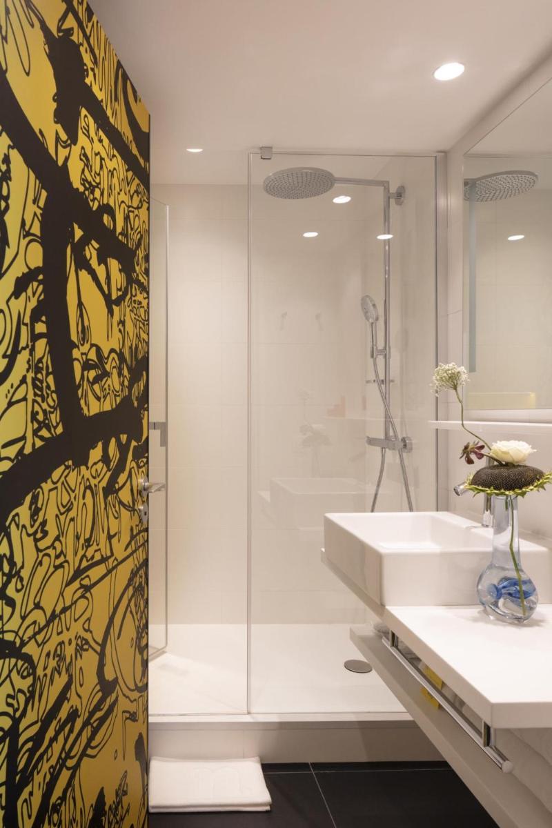 Salle de bains dans l'établissement nhow Marseille