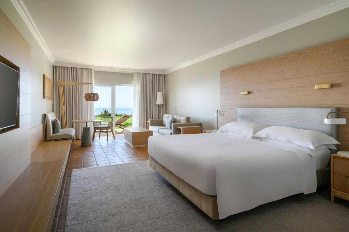 Uma cama ou camas num quarto em Praia D'El Rey Marriott Golf & Beach Resort