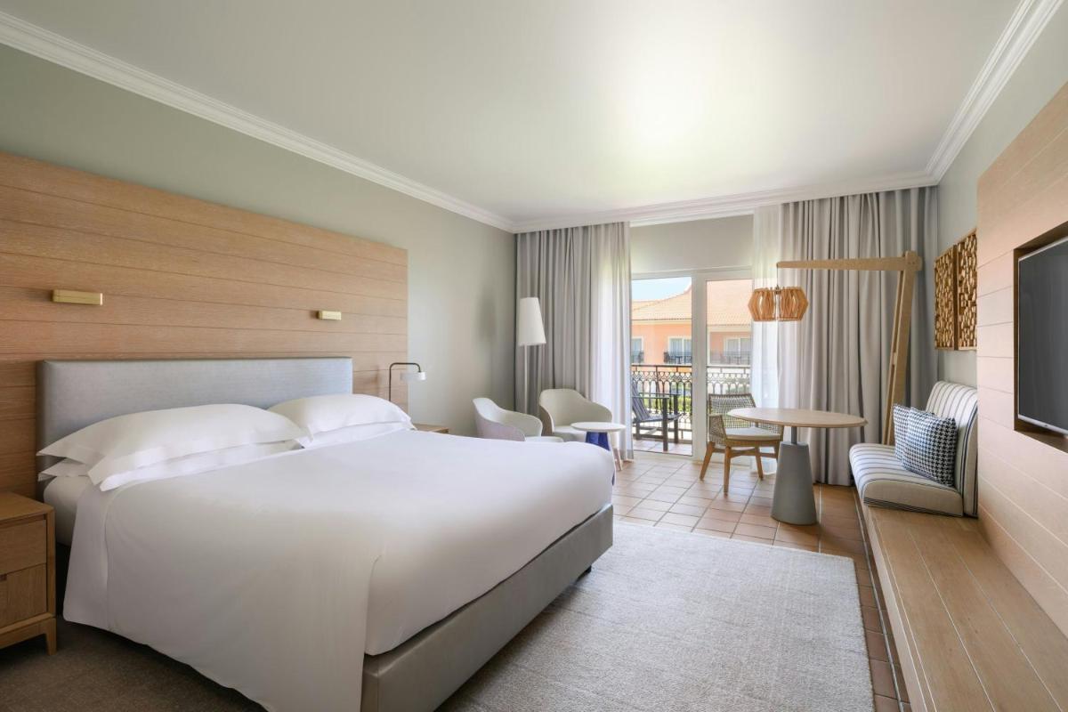 Uma cama ou camas num quarto em Praia D'El Rey Marriott Golf & Beach Resort