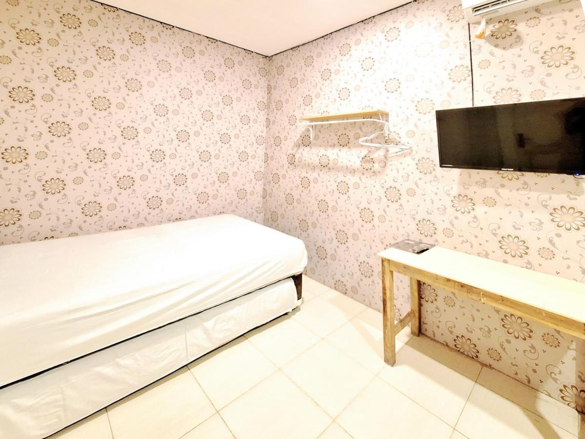 RedDoorz at Victoria Hotel near Stasiun Blitar - Housity