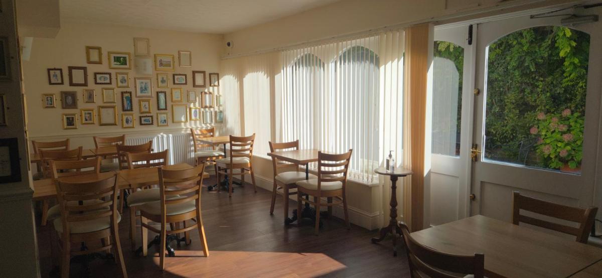 Edward Hotel - Housity