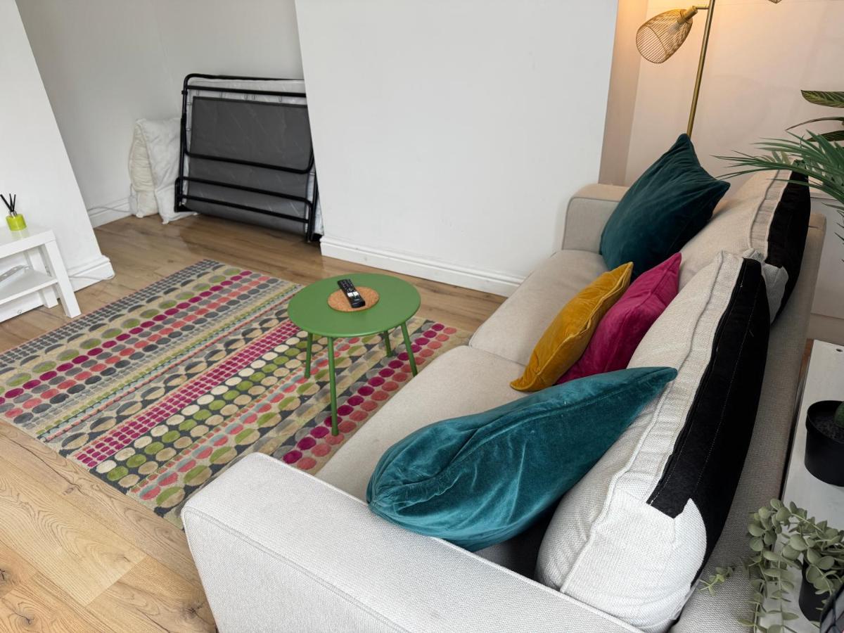 Warrington House - Sleeps 6 - WiFi - Free Parking - Contractor Friendly - Housity