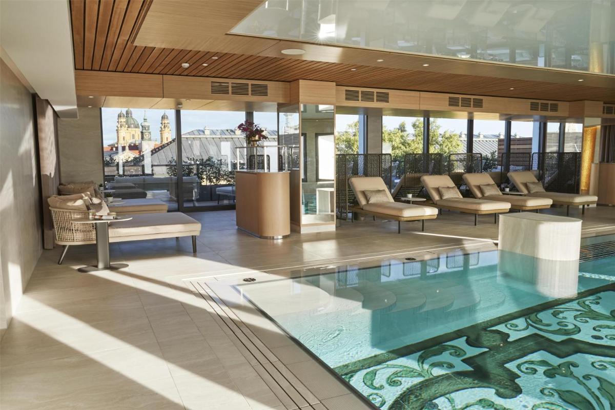 Der Swimmingpool an oder in der Nähe von Vier Jahreszeiten Kempinski München