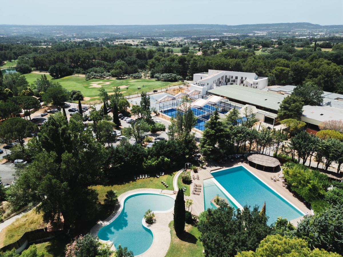 vue aérienne d'un complexe hôtelier avec piscine dans l'établissement Setclub Hôtel & Spa Aix-en-Provence, à Aix-en-Provence