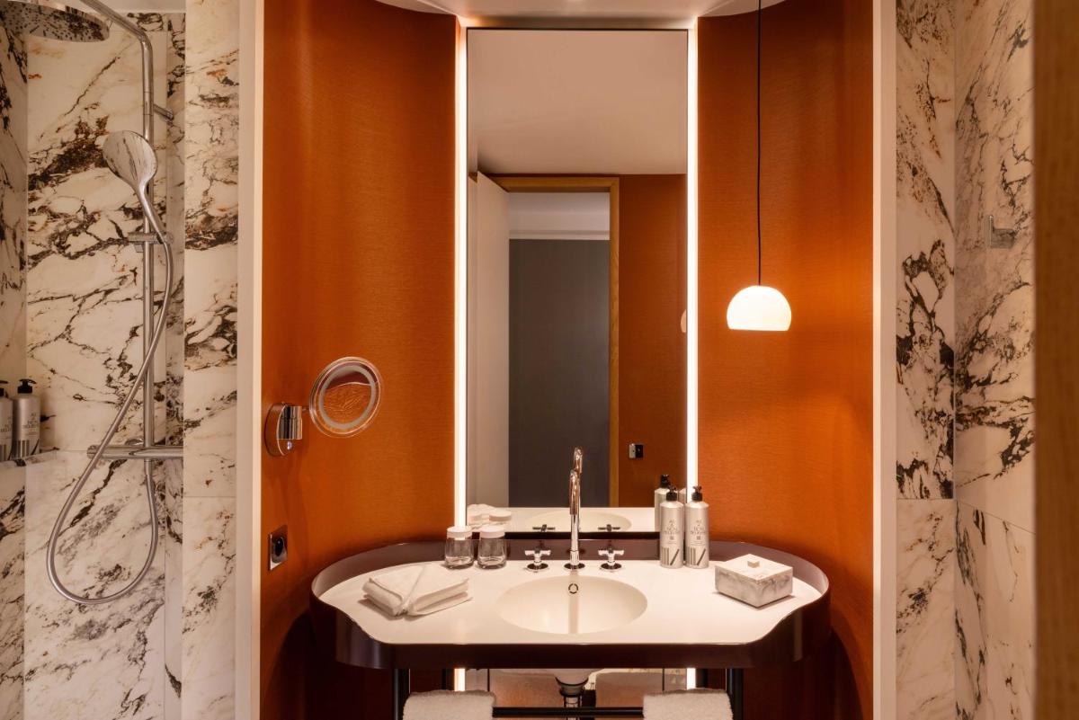 Salle de bains dans l'établissement Hôtel De Sers Champs Elysées Paris