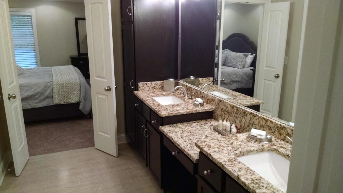 Peachtree TownHome - Housity