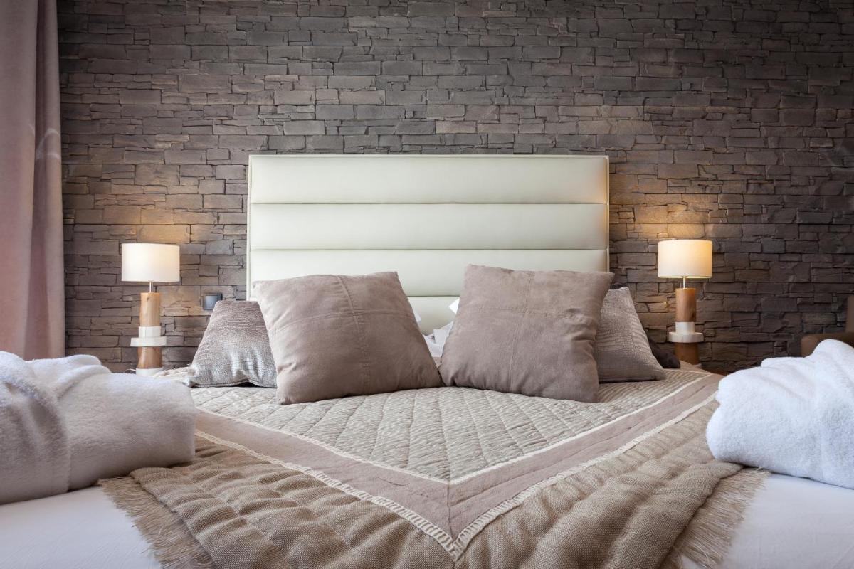 Un ou plusieurs lits dans un hébergement de l'établissement Domaine de Chalvêches Hôtel SPA 4*