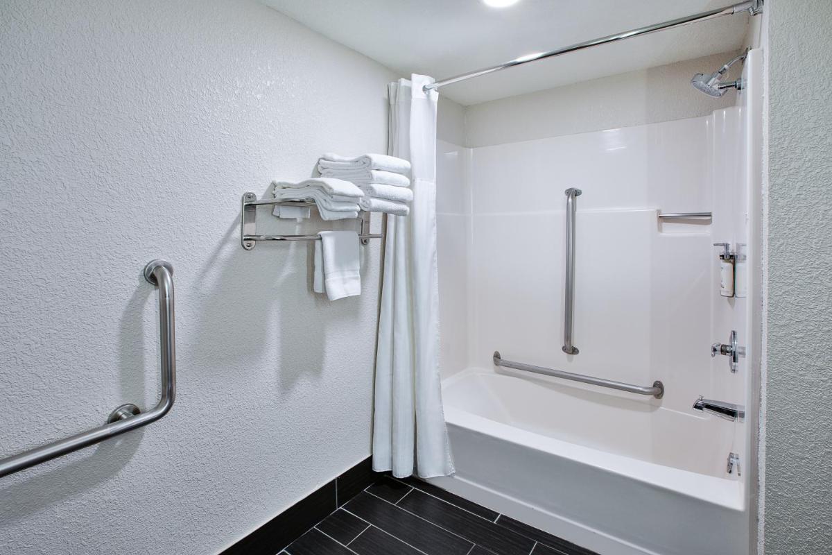 Holiday Inn Express & Suites Eden Prairie - Minneapolis, an IHG Hotel - Housity