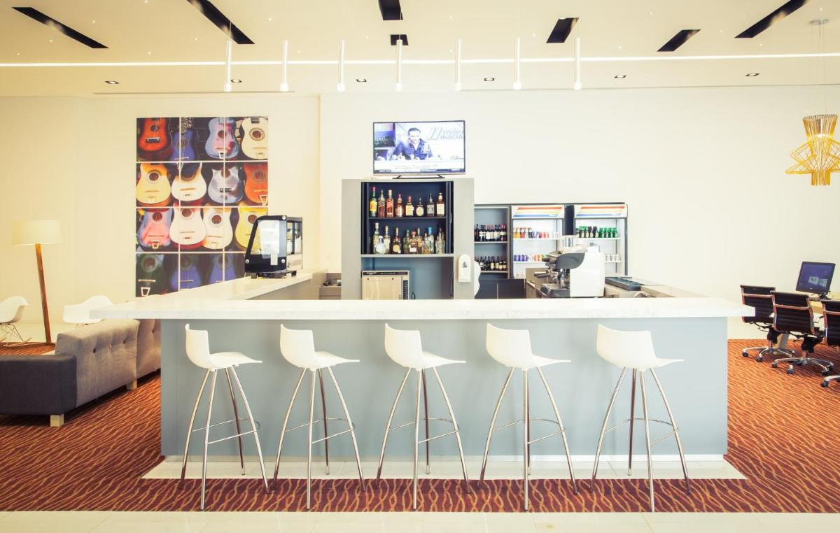 Fiesta Inn Plaza Central Aeropuerto - Housity