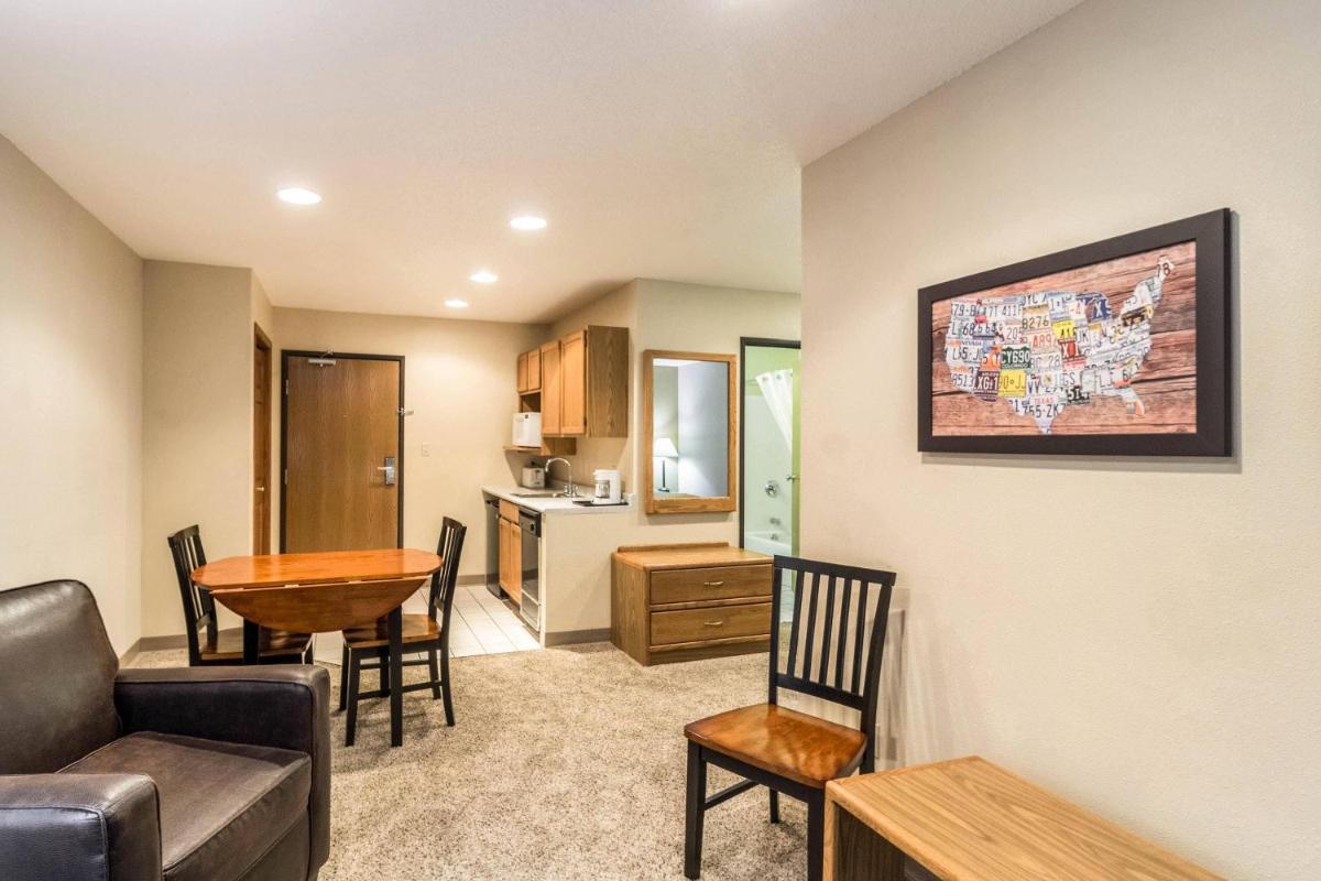 Econo Lodge - Valley City - Housity