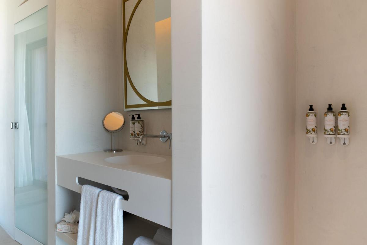 Uma casa de banho em Sines Sea View Business & Leisure Hotel