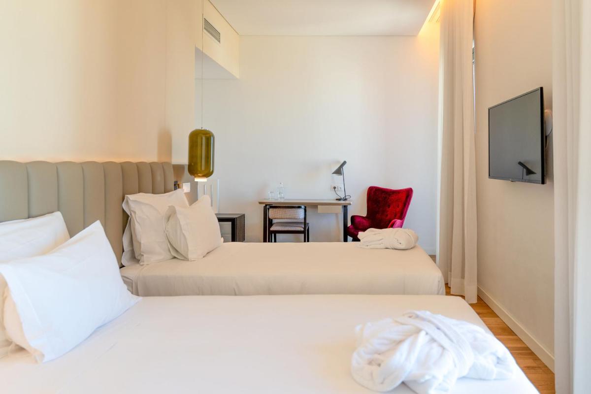 Uma cama ou camas num quarto em Sines Sea View Business & Leisure Hotel