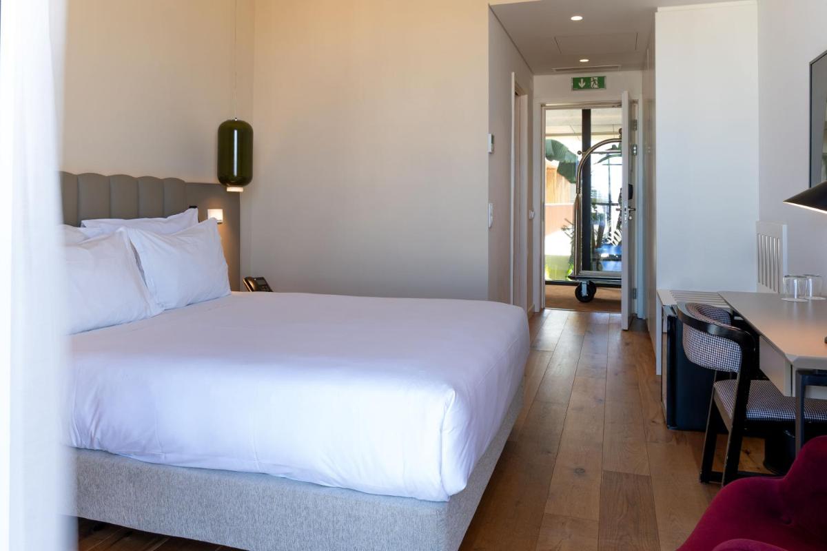 Uma cama ou camas num quarto em Sines Sea View Business & Leisure Hotel