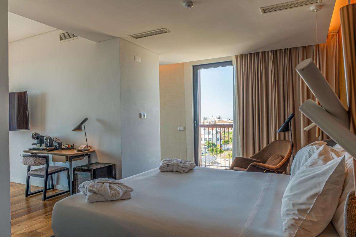 Uma cama ou camas num quarto em Sines Sea View Business & Leisure Hotel