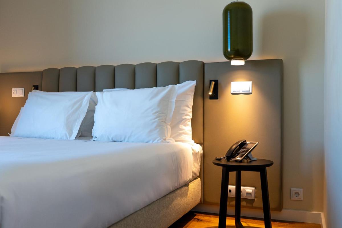 Uma cama ou camas num quarto em Sines Sea View Business & Leisure Hotel