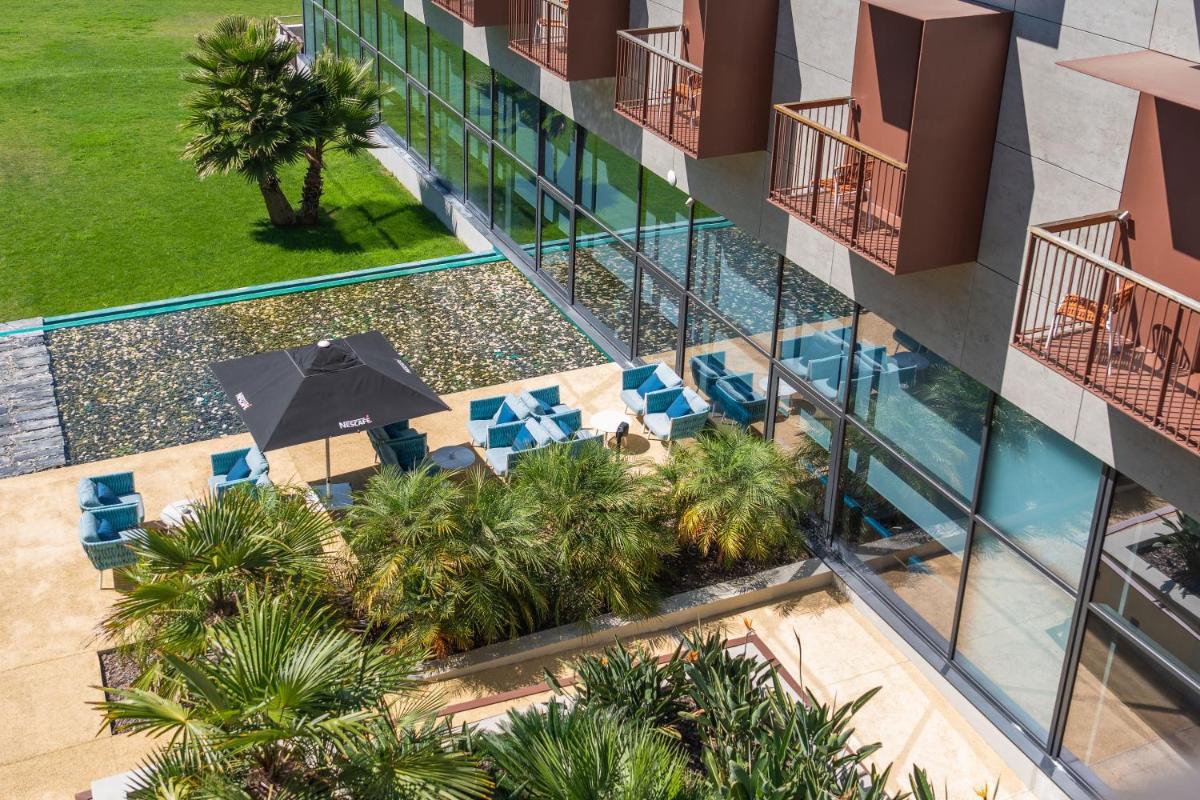 Um jardim no exterior de Sines Sea View Business & Leisure Hotel