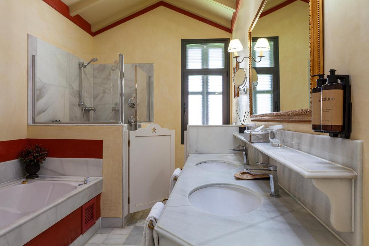 Un baño con dos lavabos y un espejo grande. en Villa Jerez, en Jerez de la Frontera Un baño con dos lavabos y un espejo grande. en Villa Jerez, en Jerez de la Frontera