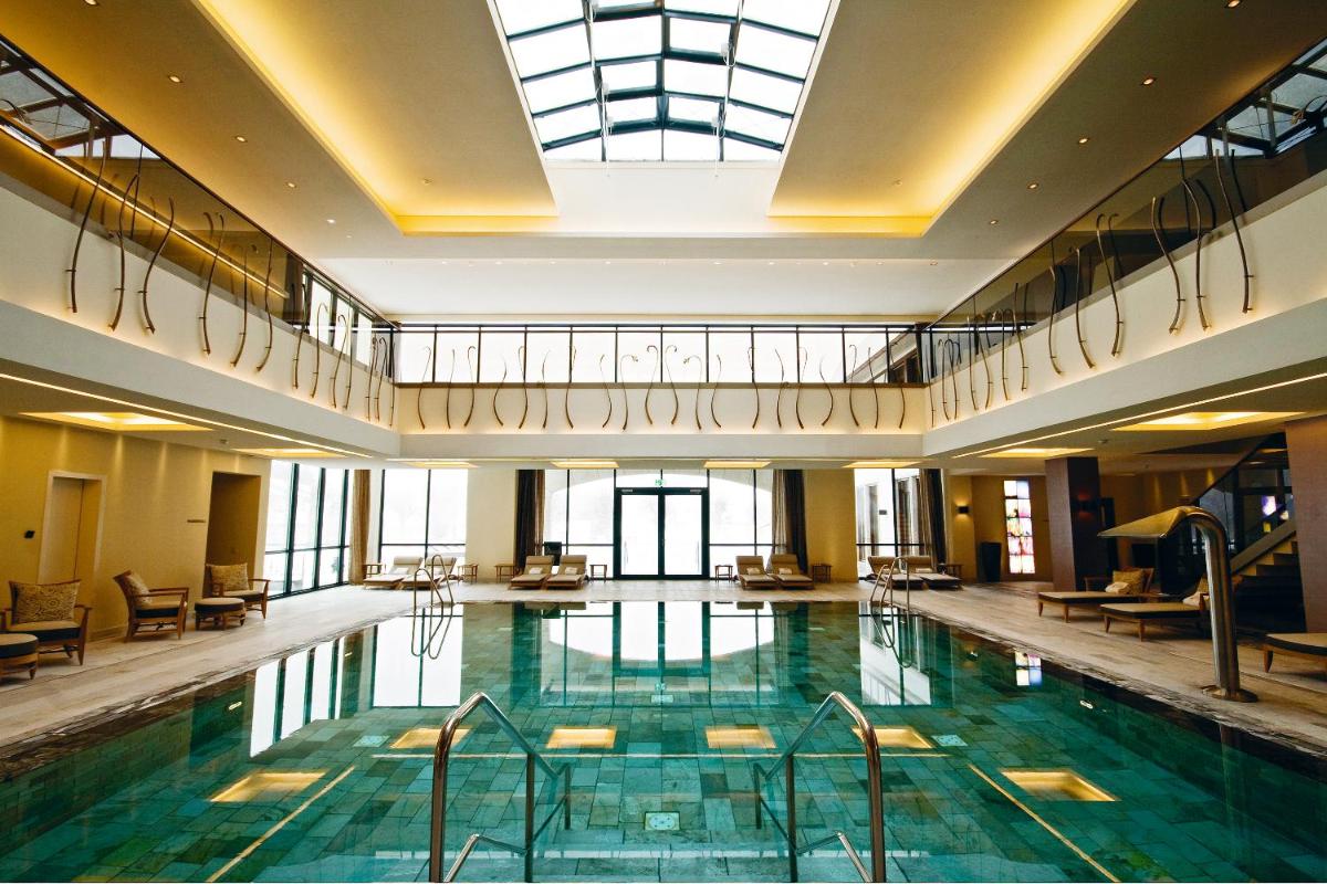Der Swimmingpool an oder in der Nähe von Wald & Schlosshotel Friedrichsruhe