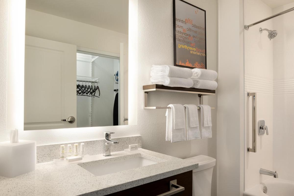 TownePlace Suites by Marriott Milwaukee Grafton - Housity