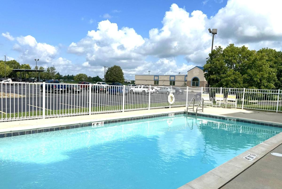 La Quinta by Wyndham Collinsville - St. Louis - Housity