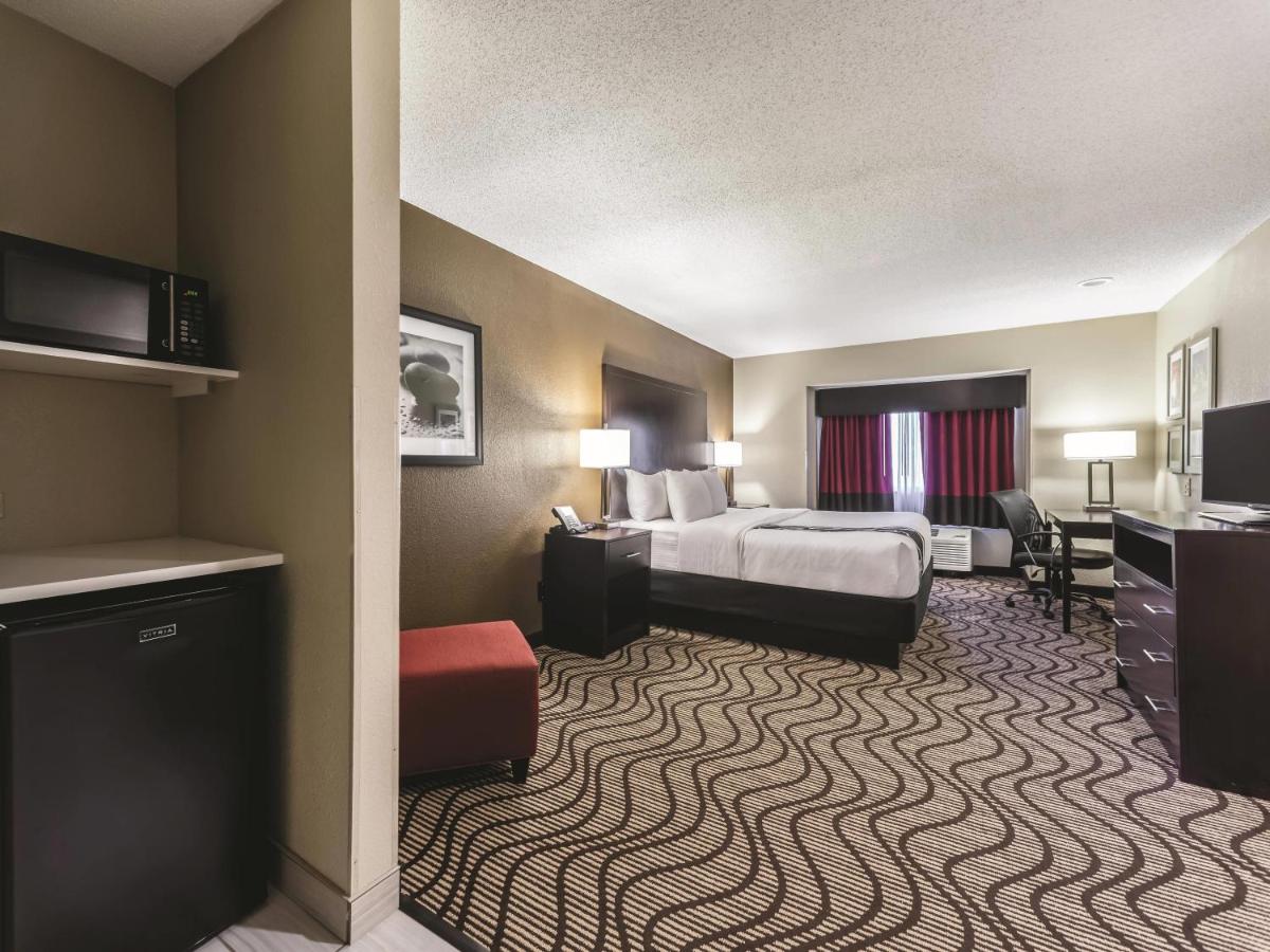 La Quinta by Wyndham Collinsville - St. Louis - Housity