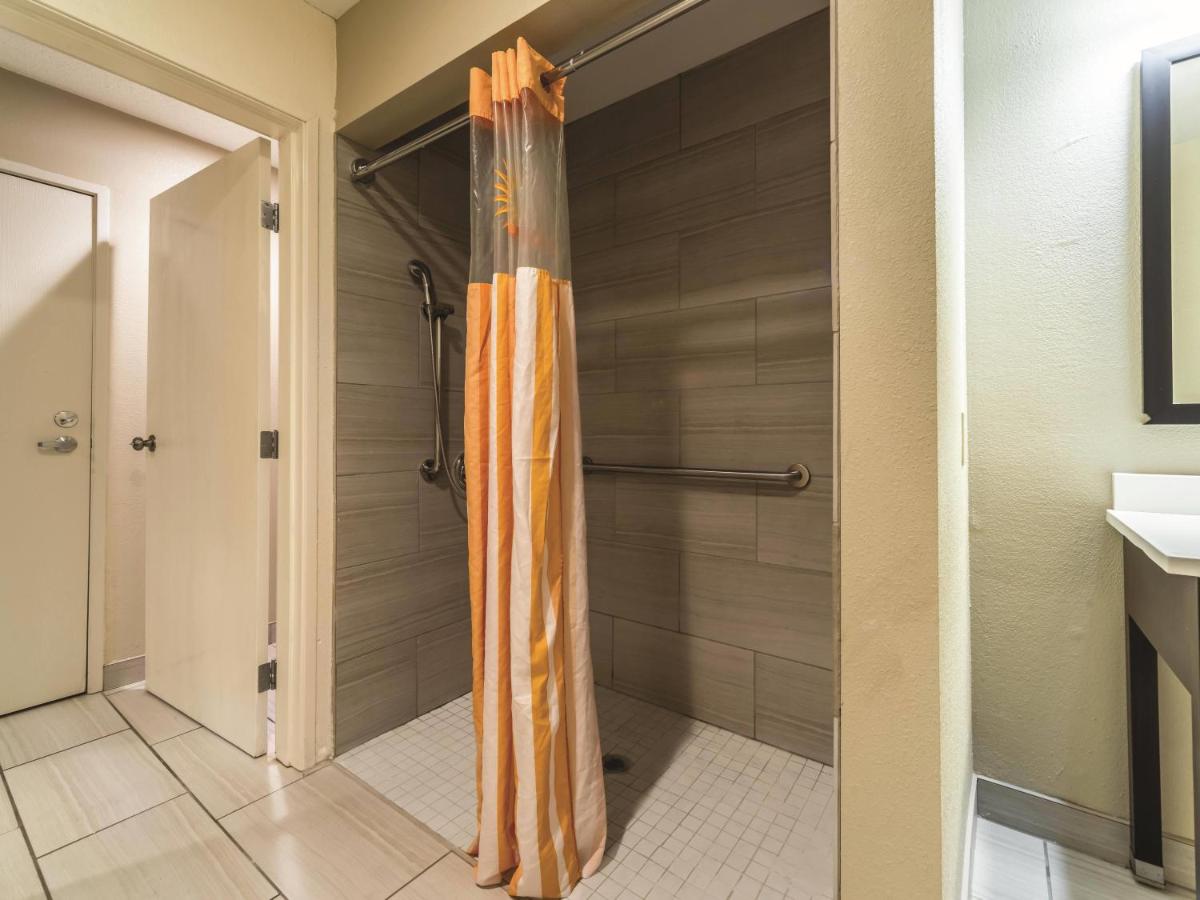 La Quinta by Wyndham Collinsville - St. Louis - Housity