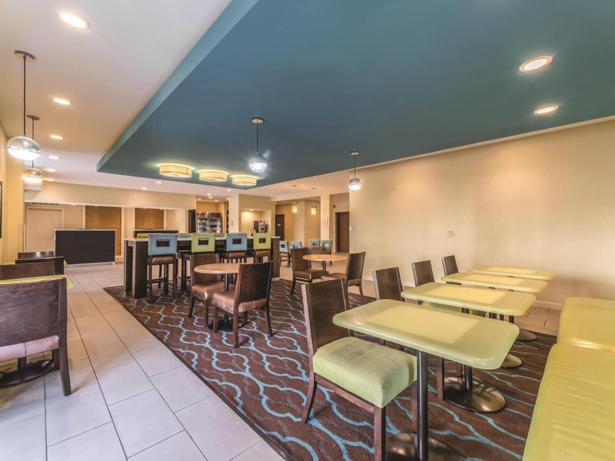 La Quinta by Wyndham Collinsville - St. Louis - Housity