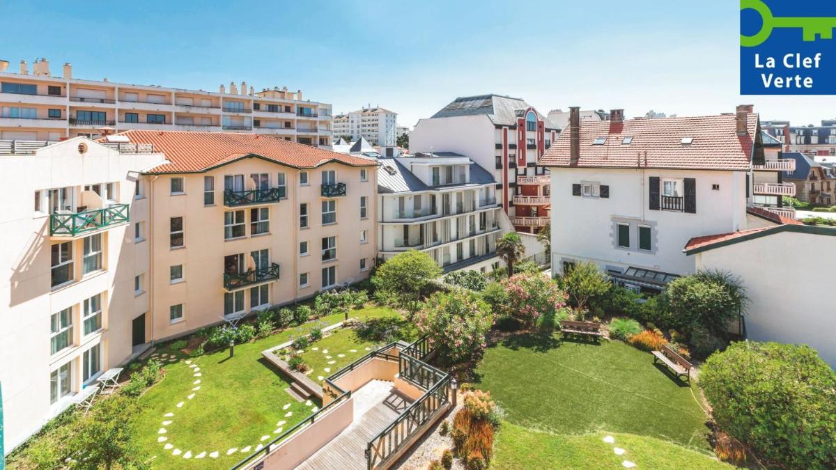 une vue aérienne d'un parc dans une ville avec des bâtiments dans l'établissement Résidence Pierre & Vacances Premium Haguna, à Biarritz