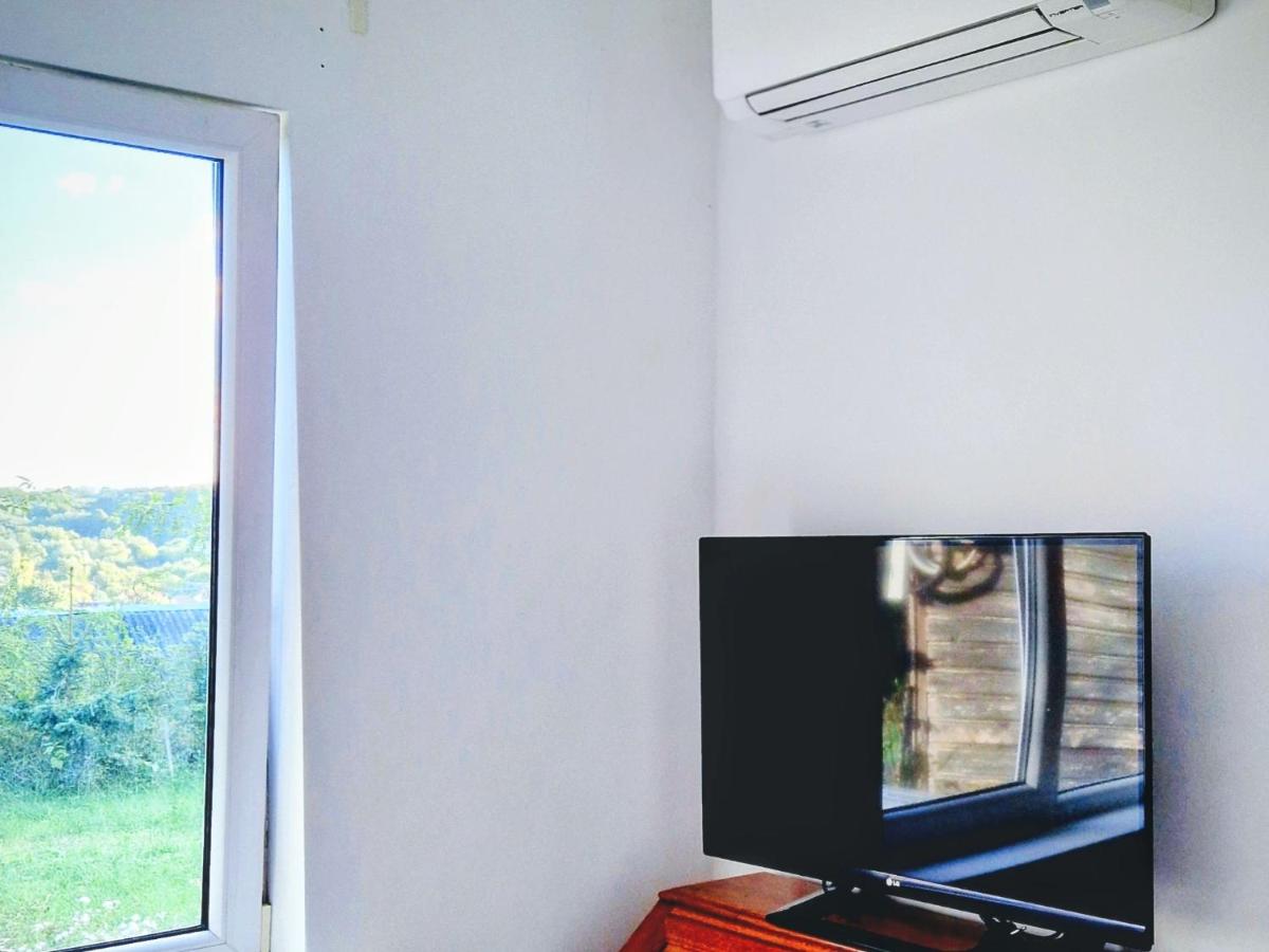 Hillside view house with garden, private parking, quiet location - 12 min to Old town anytime, Long stays welcome - Hizvo