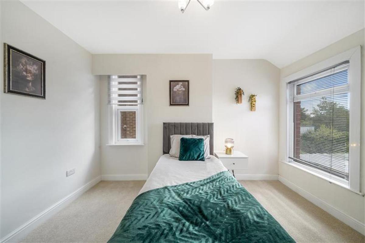Cosy 5BR Contractor Accommodation in Bedford, Easy Access to Sites - Housity