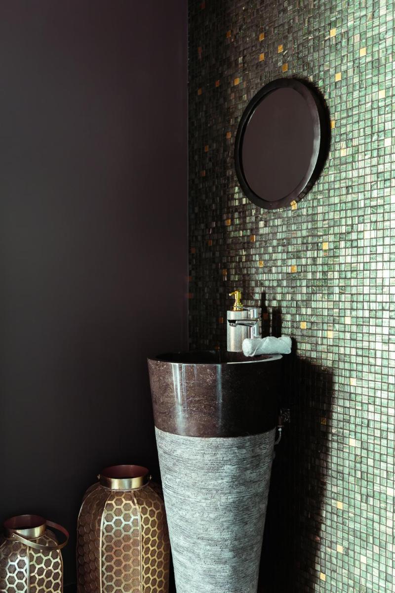 une salle de bains avec un lavabo, un miroir et des vases dans l'établissement Hôtel Les Roches Blanches Cassis, à Cassis