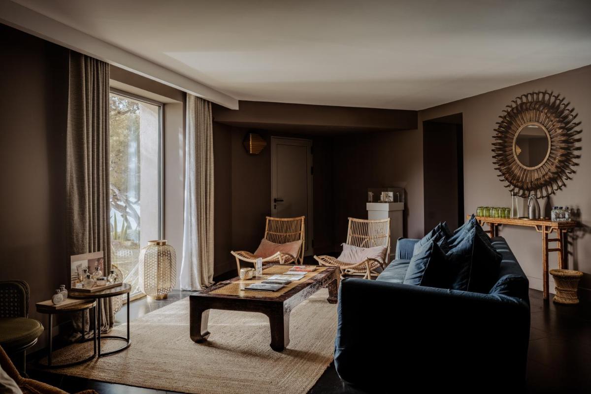 Coin salon dans l'établissement Hôtel Les Roches Blanches Cassis