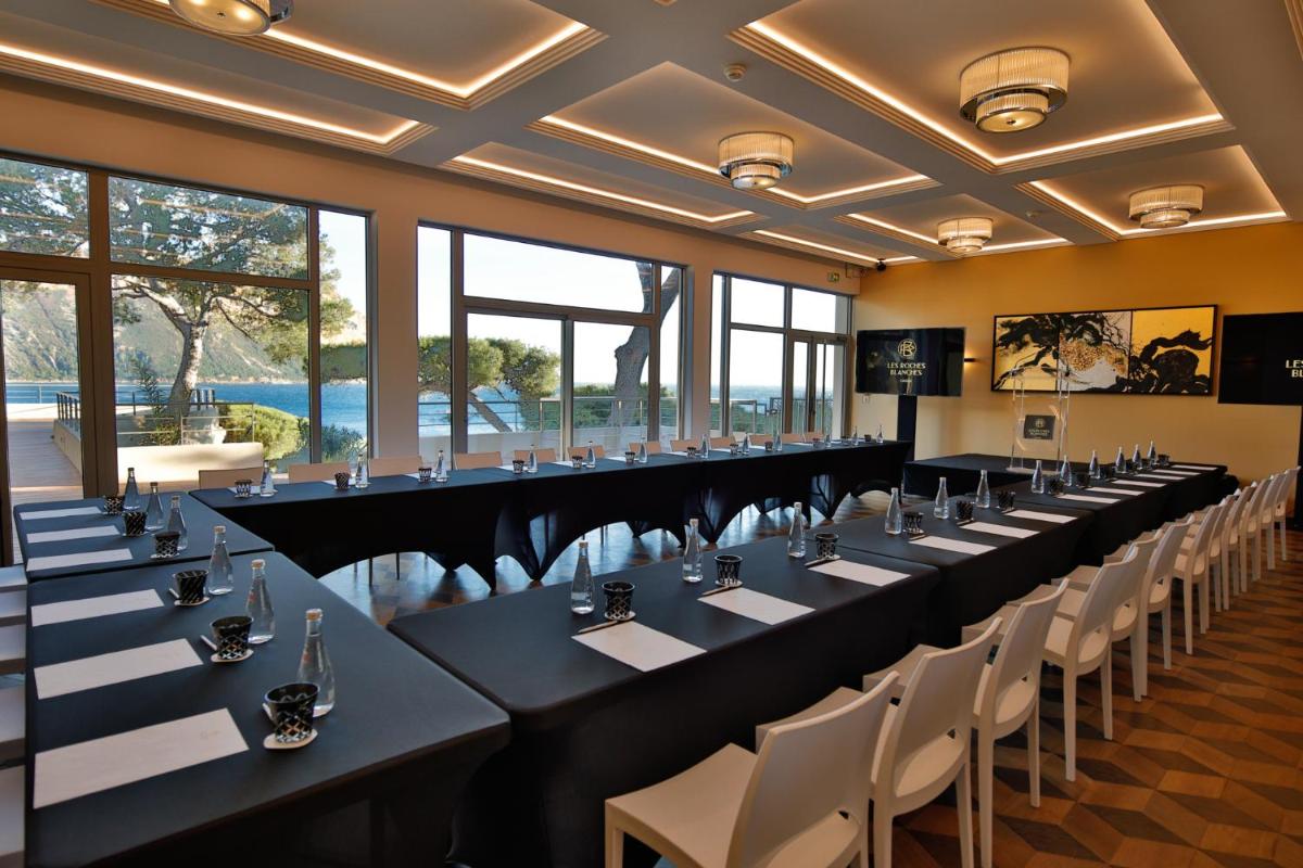 Restaurant ou autre lieu de restauration dans l'établissement Hôtel Les Roches Blanches Cassis