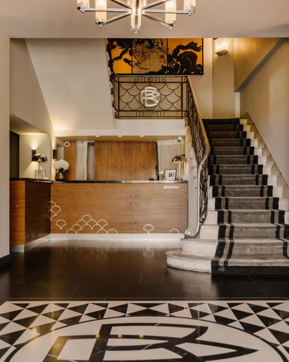 un escalier dans un immeuble avec un hall d'entrée dans l'établissement Hôtel Les Roches Blanches Cassis, à Cassis