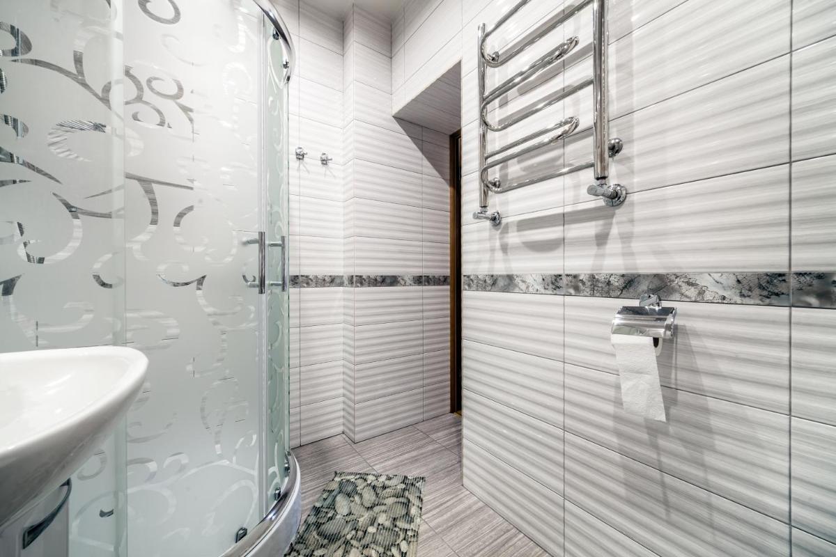 Suitetrails - Modern 2BR Apartment in Central Lviv