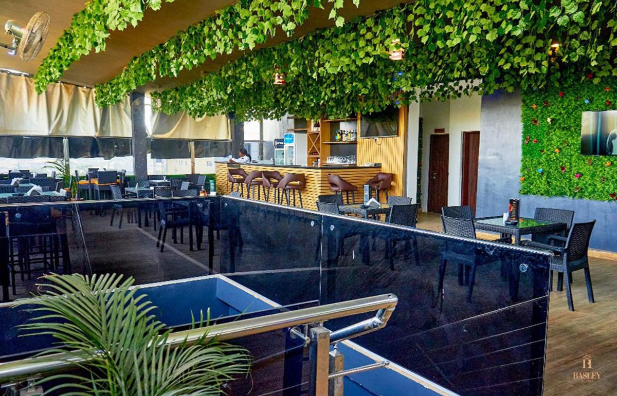 BASLEY HOTEL - Housity