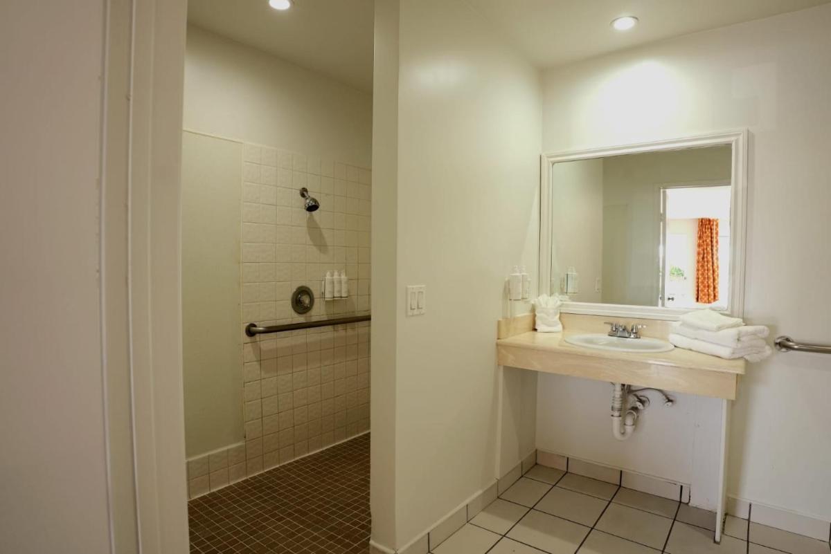 Days Inn by Wyndham Hemet - Housity