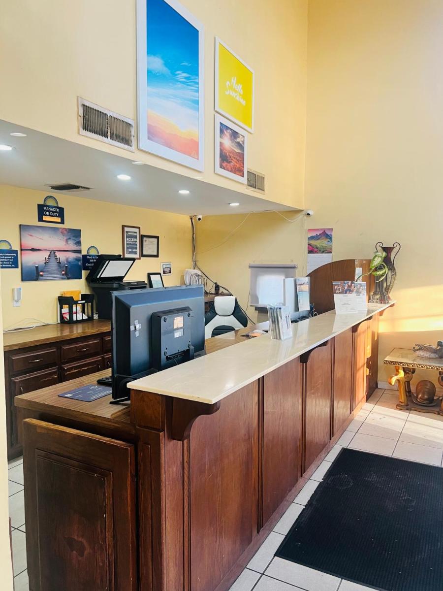 Days Inn by Wyndham Hemet - Housity