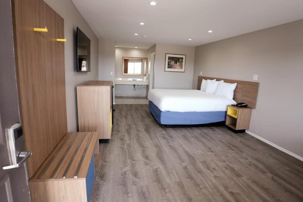 Days Inn by Wyndham Hemet - Housity