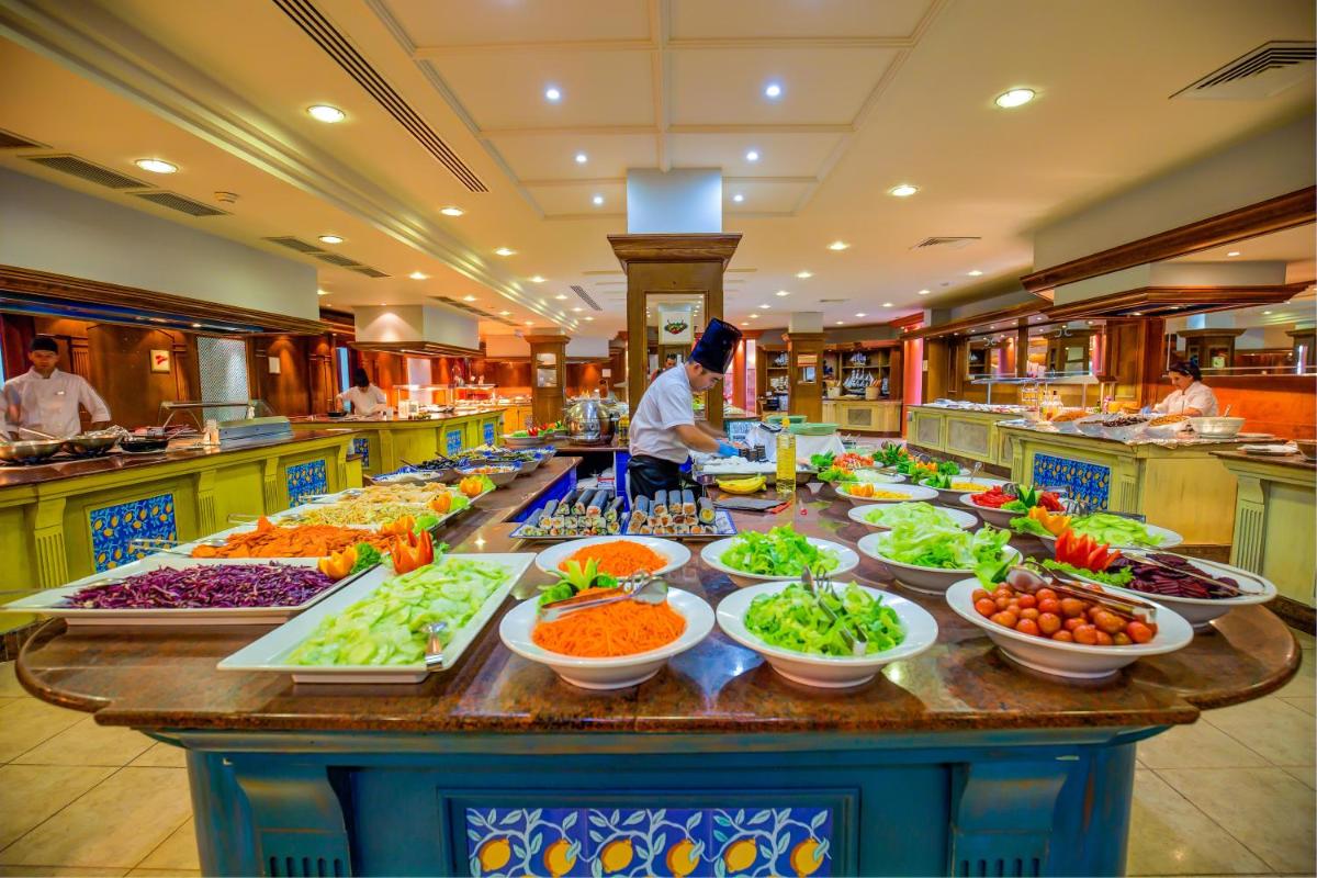 Comida en o cerca de este hotel