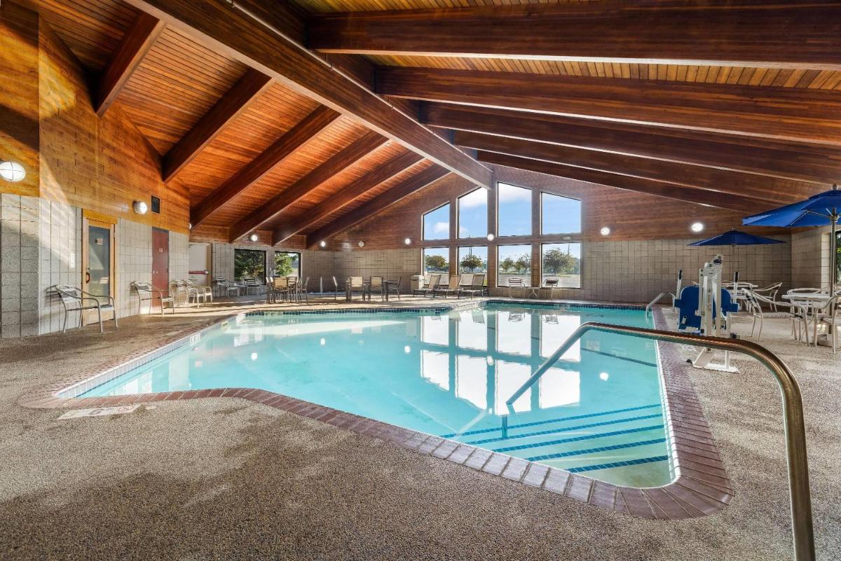 AmericInn by Wyndham Mounds View Minneapolis - Housity