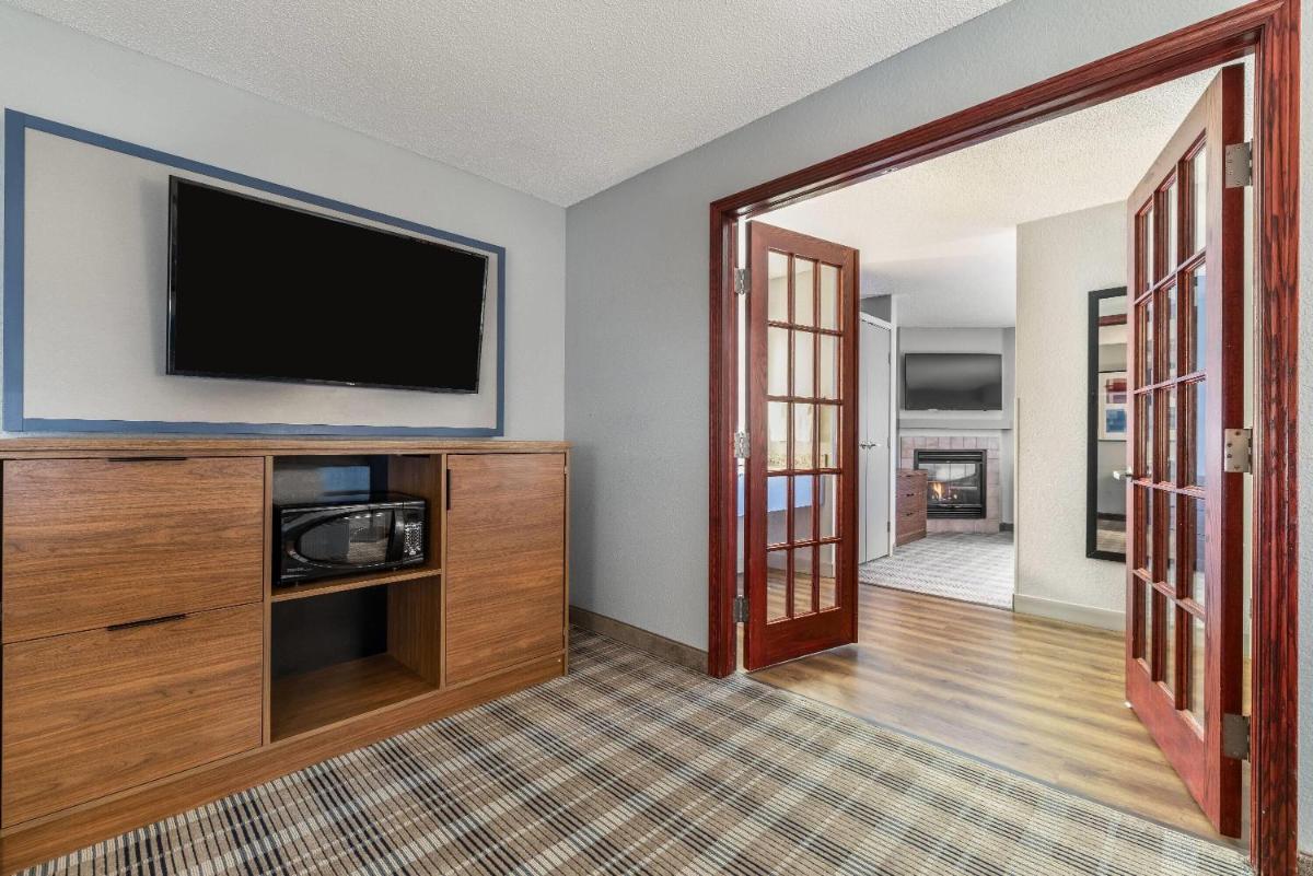 AmericInn by Wyndham Mounds View Minneapolis - Housity